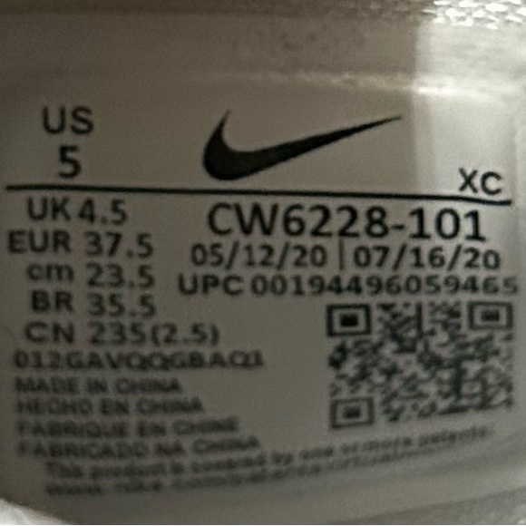 Nike Kyrie Low 3 Team White Blk TB Mens Size 5 Shoes Sneakers CW6228-101 - Picture 7 of 7